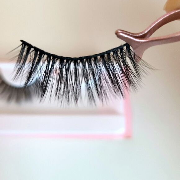 3D Mink Eyelash Extensions  - Picture 2 of 3